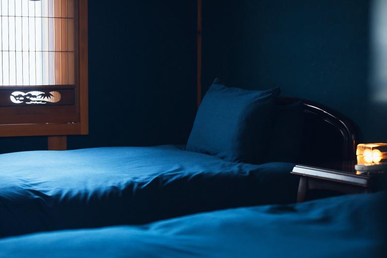 <span style="font-size:12px;"><font color="ffffff"> 「水処稀荘ブルー」と名付けられた深みのある色合いが印象的な2階のベッドルーム。壁は手作業で薄く何層にも塗装を重ねて仕上げています。</font></span><br><br>