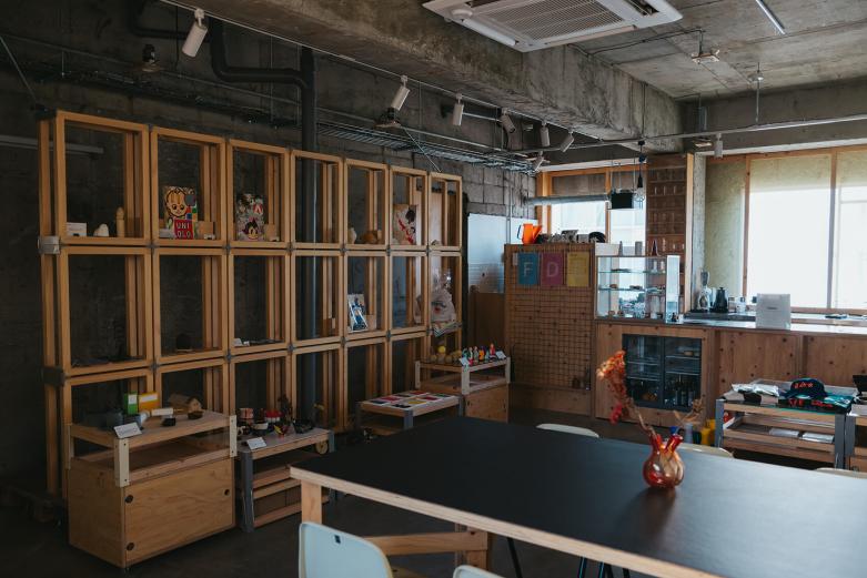 <span style="font-size:12px;"><font color="ffffff"> 「こんばんは！」と爽やかに声をかけてくれたのが、オーナーの井上龍貴さん。クリエイティブ分野の仕事に興味をもち、大分県・玖珠町の「地域おこし協力隊」へ。自らのアイデアをかたちにしていくという、現在の井上さんの原点になる活動を経験。その後は関東でまちづくりの仕事、企業のブランディング、プロデュースサポートに従事し、「地元の力になりたい」と大分市へとJターンしました。<br> <br> mazeruの設計は静岡県を拠点に活動する建築事務所〈CHAB DESIGN〉が手掛けました。</font></span><br><br>