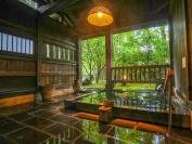 湯小屋の貸切露天にも、時間が許す限りのんびり入りたい