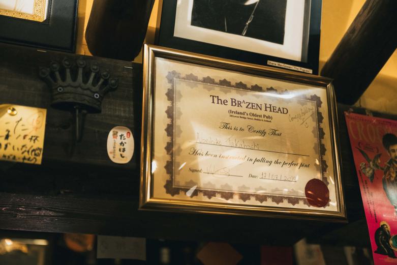 <span style="font-size:12px;">さりげなく〈The Brazen Head〉のPerfect Pint認定書が。ほかにギネス本社の認定書も飾ってありました。<br> <br> 「ビールマイスターを目指していたわけではないのですが、ビールが好きで若い頃からアイリッシュパブで飲み歩いていて、国内外でいろんなパブを訪れては飲んで、注いで……。オランダではハイネケンのVIPバーで、世界のビール好きを前に注いだこともありましたね。ビールのサーブに関しては、世界の誰にも負けませんよ（笑）！」</span><br><br>