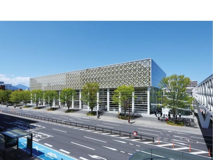 &lt;font color=&quot;#ff0000&quot;&gt;&lt;strong&gt;光と緑に包まれる開放的なアート空間&lt;/strong&gt;&lt;/font&gt;&lt;br&gt;&lt;font color=&quot;#ff00ff&quot;&gt;&lt;strong&gt;大分県立美術館（OPAM（オーパム））&lt;/strong&gt;&lt;/font&gt;&lt;br&gt;建築家・坂茂氏が設計した、光と木の温もりあふれる美術館。大きなガラス張りの外観は開放感があり、街に溶け込むように佇みます。国内外の名品や大分ゆかりの作家作品を展示し、幅広い企画展も魅力。カフェやショップも充実し、アート鑑賞の合間にゆったり過ごせます。&lt;hr&gt;&lt;span style=&quot;font-size:14px;&quot;&gt;&lt;strong&gt;【DATA】&lt;/strong&gt;&lt;br /&gt;住所／大分市寿町2-1&lt;br&gt;電話／097-533-4500&lt;br&gt;営業時間／10:00～19:00（金・土曜～20:00）&lt;br&gt;休み／なし&lt;br&gt;駐車場／250台&lt;br&gt;交通アクセス／大分ICから車で約10分&lt;br &gt;&lt;a href=&quot; https://www.opam.jp/&quot; target=&quot;_blank&quot;&gt;&lt;font color=&quot;#0033ff&quot;&gt;HPはこちら&lt;/font&gt;&lt;/a&gt;&lt;br&gt;&lt;a href=&quot; https://www.google.com/maps/place/%E5%A4%A7%E5%88%86%E7%9C%8C%E7%AB%8B%E7%BE%8E%E8%A1%93%E9%A4%A8+OPAM/@33.239323,131.601361,17z/data=!3m1!4b1!4m6!3m5!1s0x35469f7d592cb779:0xf31c1bb589a8661a!8m2!3d33.239323!4d131.601361!16s%2Fg%2F1222zjn5?entry=tts&amp;g_ep=EgoyMDI1MDgxOS4wIPu8ASoASAFQAw%3D%3D&amp;skid=84c7c33c-b44a-40db-888d-2944452726f2&quot; target=&quot;_blank&quot;&gt;&lt;font color=&quot;#0033ff&quot;&gt;MAPはこちら&lt;/font&gt;&lt;/a&gt;&lt;/span&gt;&lt;br&gt;&lt;br&gt;