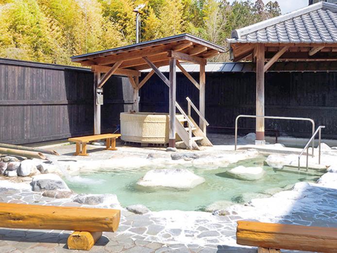 <font color="#800080"><strong>山香温泉 風の郷</strong></font><br>見晴らしのいい高台にある人気の温泉施設。空気に触れると徐々に褐色へ変色する不思議な温泉が特徴。濃厚な食塩成分に炭酸ガス、さらに硫化水素、鉄分といった様々な成分が混ざり合って、個性的な温泉となっている。成分が多い分、その効能も多い。<hr><span style="font-size:14px;">【DATA】<br >・住所／杵築市山香町倉成3003<br>・電話／0977-75-1126<br>・種類／内湯、露天、サウナ<br>・泉質／ナトリウムー塩化物泉、炭酸水素塩泉<br><a href=" https://www.yamaga-kazenosato.com/ " target="_blank"><font color="#0033ff">詳細はこちら</font></a></span><br><br>