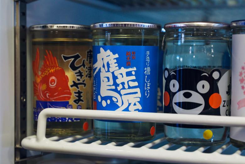 <span style="font-size:12px;"><font color="ffffff"> もちろん大分の地酒カップもあります。オススメは昔ながらの槽（ふな）しぼりで酒を醸した〈浜嶋酒造〉の特別純米酒〈鷹来屋〉。和歌山の純米吟醸酒〈紀土（キッド）-KID-〉や三重の特別純米酒〈るみ子の酒〉など人気銘柄もあり、どれにしようか迷ってしまいました。</font></span>