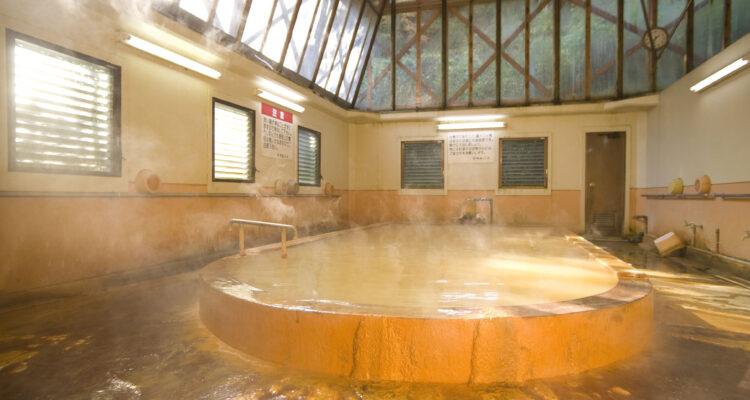 <span style="font-size:16px;"><a href="https://k-miyachan.com/ukenoguchi/"><span style="color:#C9F2E3;"><u>筌の口共同浴場</u></span></a><br ><span style="font-size:12px;"> 川端康成も訪れたという筌の口温泉。地元の組合が管理する共同温泉は清掃時間以外、24時間いつでも入れるのがうれしい。炭酸水素塩泉で芯から温まろう。</span><br /><span style="font-size:12px;"><span style="color:#FFFF00;">【スポット情報】</span><br />住所：大分県玖珠郡九重町田野<br />TEL：0973-73-5505（九重町観光協会）<br />営業時間：24時間※月曜7：30～8：30、水曜20：00～22：00、土曜5：30～8：00は清掃のため利用不可<br />定休日：なし</span><br /><br>