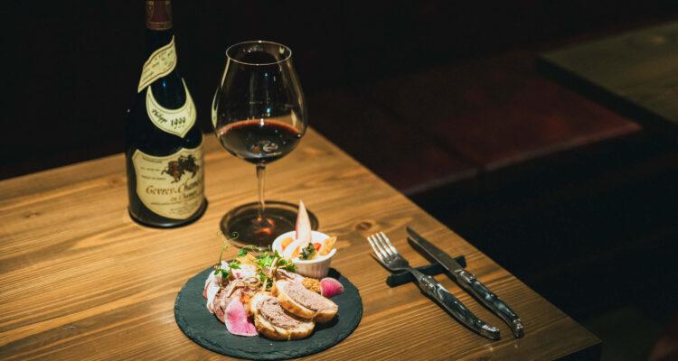 <span style="font-size:16px;"><a href=" https://hirondelle510.owst.jp/ "> <span style="color:#C9F2E3;"><u> Brasserie Hirondelle</u></span></a><br > <span style="font-size:12px;">本格フレンチとクラフトビールやフランスワイン、コニャックやカルヴァドスなど上質なお酒を楽しめるブラッスリー。18時からの予約コースと21時以降のアラカルトの利用が可能です。</span><br /> <span style="font-size:12px;"><span style="color:#FFFF00;">【スポット情報】</span><br /> 住所：大分県大分市都町2-5-13 白銀ビル３階<br /> TEL：097-537-1223 <br /> 営業時間：20:00～翌3:00（2:00L.O.）※コースは18:00〜21:00予約のみ<br /> 定休日：日曜日、ほか不定休</span><br /><br>