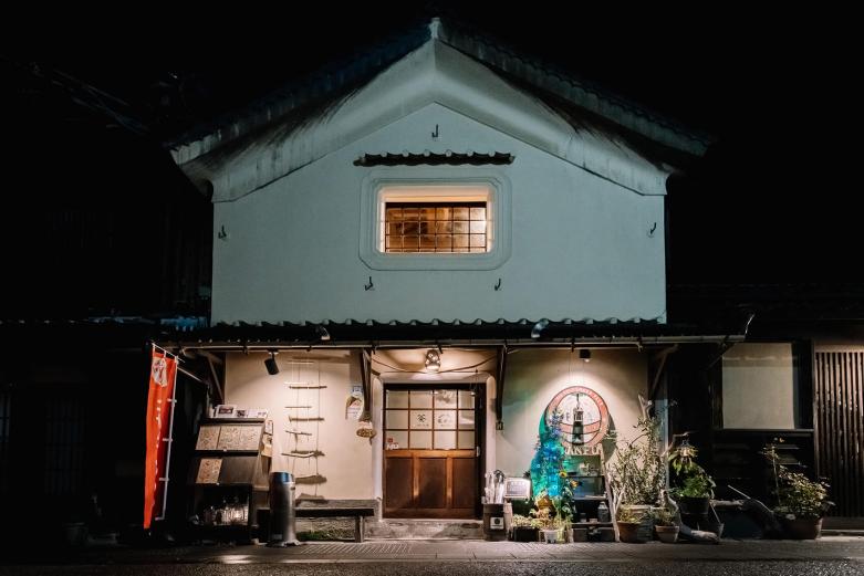 <span style="font-size:12px;"><font color="ffffff">たどり着いた先に、暗闇のなかライトアップされた大きな蔵が現れました。<br> <br> 扉の向こうからは先客の賑やかな声が聞こえてきます。ちょっと緊張しつつ入店すると、店内は明るく、金色に輝くビールサーバーが目に飛び込んできました。<br> <br> ここは、世界のビールやお酒が飲める〈クラシック・ビア ホール 角仲島屋 羅夢歩〉、通称・ランプ。大正２年建造の蔵を再生したビアホールということで、レトロな雰囲気たっぷりの空間です。<br> <br> 「ビアホールと聞くと敷居が高いかなって思われるかもしれませんが、全然そんなことありません。酒場なんだけど、キッズフレンドリーなお店。子どもが食べやすいピザや洋食のフードメニューもあって息子も大好きです。お酒を飲めない私でもノンアルコールの種類が多くて楽しめます」と、お酒が苦手なさくらさんも絶賛。家族でよく通っているのだそう。</font></span><br><br>