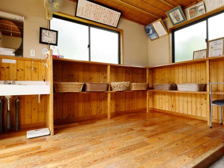 味わいある雰囲気の内湯脱衣所