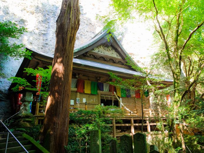 <font color="#800080"><strong>文殊仙寺</strong></font>（国東市）<br>日本三文殊のひとつとも数えられ、648年に役行者により開基されたとされる古刹です。文殊仙寺を取り巻く岩峰群がそびえたつ景観は、文殊耶馬と呼ばれ、国指定名勝になっています。<hr><span style="font-size:14px;">【DATA】<br />住所／国東市国東町大恩寺2432<br>問合せ／0978-74-0820（文殊仙寺）<br><a href="https://www.monjyusenji.com/" target="_blank"><font color="#0033ff">HPはこちら</font></a></span><br><br>