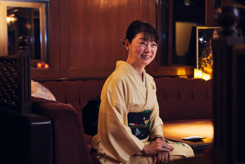 <span style="font-size:12px;"><font color="ffffff">続いて訪れたのは、1958年創業の老舗クラブ〈クラブ三清（さんせい）〉。18年前に２代目オーナーママを引き継いだ長尾淳子さんは「華都会」の発起人メンバーであり、初代会長を務めた人物です。</font></span><br><br>