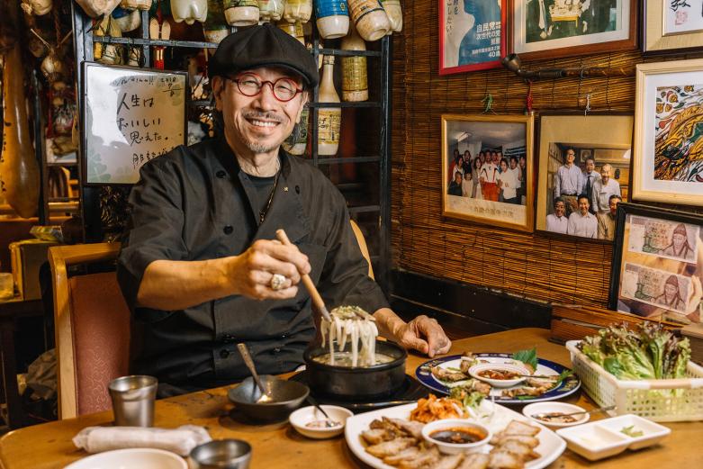 <span style="font-size:12px;">日本食や韓国料理を中心にあらゆる料理を研究する山下さん。<br>店のメニューは全部で240種類もあるそうですが、定期的にメニュー表から外す料理や追加する料理があるそうで、お客さんが飽きないように毎年少しずつ変化させているのだとか。<br><br>「しょっちゅう海外に食べ歩きの勉強に出かけるんです」と話す山下さんは、現地で気になる料理があればノートに鉛筆でメモを書き込み、店に戻ると試作をし、黙ってお客さんに出してみるそう。そこで１年ほど様子を見て、反応がよければメニューに加えるのがいつもの流れなのだといいます。</span><br><br>