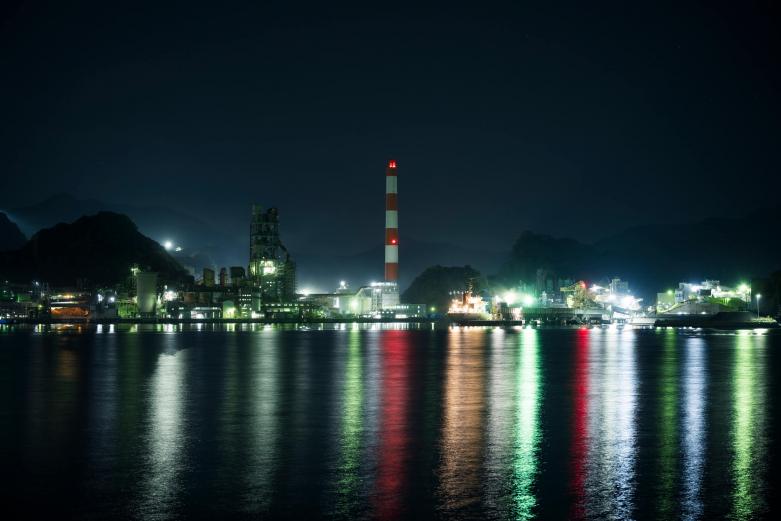 <span style="font-size:12px;"><font color="ffffff"> マグロ料理でおなかをたっぷり満たし、のどかな港町と工場夜景を満喫できる津久見のセメント町。静かな夜の風景のなかに、微かに感じる波の音と潮の香り。決して派手すぎない夜景は、江戸時代より続く鉱山とセメント産業の歴史を静かに語りかけるようで、しばし時の流れを忘れさせてくれます。ぜひ、カメラやスマホを片手に訪れてみてください。<br> <br> Credit text &amp; photo COLOCAL(マガジンハウス)<br> 文・西野入智紗<br> 写真・ただ（ゆかい）</font></span><br><br>