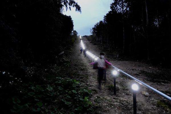 <span style="font-size:16px;"><a href="https://www.city.kunisaki.oita.jp/site/kanko/art06.html"> <span style="color:#C9F2E3;"><u>光る道－階段の無い参道</u></span></a><br > <span style="font-size:12px;">参道の斜面に沿って伸びる白い手すりが夜間になると点灯し、一筋の光に見えることから光る道と呼ばれています。幻想的で非日常感を感じられます。</span><br /> <span style="font-size:12px;"><span style="color:#FFFF00;">【スポット情報】</span><br /> 住所：国東市国東町綱井 祇園山<br /> TEL：0978-72-5175（国東市観光課）</span><br /><br>