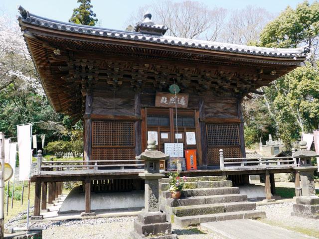 <font color="#ff1493"><strong>愛染堂（あいぜんどう）</strong></font><br>竹田市に現存する最古の建物で、寛永12年に日光東照宮造営奉行であった二代藩主・中川久盛が、連れ帰った飛騨の匠に造らせた宝形造の寺。国指定重要文化財にも指定。お堂を時計の針とは反対方向に三回まわりお祈りすると恋の願い事が叶うと言われています。<hr><span style="font-size:14px;"><strong>【DATA】 </strong><br /> 住所／竹田市大字竹田寺町<br>駐車場／周辺公共駐車場利用<br>アクセス／竹田ICから車で約5分<br /><a href="https://taketa.guide/spots/detail/9fa0da43-2f0a-46b0-9c87-7a429301e33e" target="_blank"><font color="#0033ff">詳細はこちら</font></a></span>