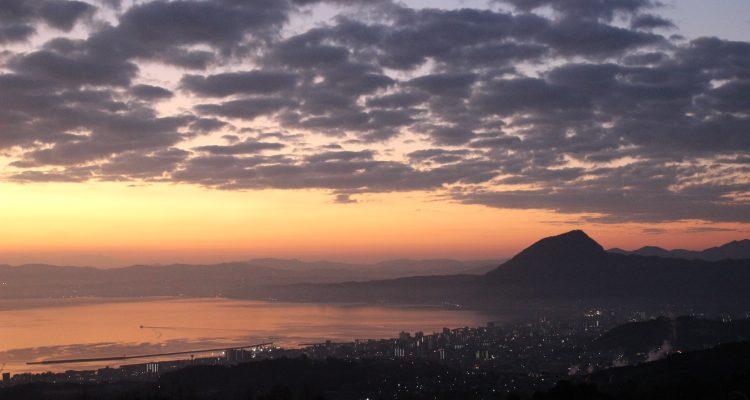 <span style="font-size:16px;"><a href="https://timehills.jp/"> <span style="color:#C9F2E3;"><u>別府湾SA</u></span></a><br > <span style="font-size:12px;"> 湯布院の宿『由布院温泉 山荘 無量塔』がプロデュースしたSAは、別府湾を一望できる九州でも有数の絶景空間です。</span><br /> <span style="font-size:12px;"><span style="color:#FFFF00;">【スポット情報】</span><br /> 住所：大分県別府市大字内竈字扇山3677-43-2<br /> TEL：0977-66-1260<br /> 営業時間：7:00～20:00（店舗により異なる）</span><br /><br>