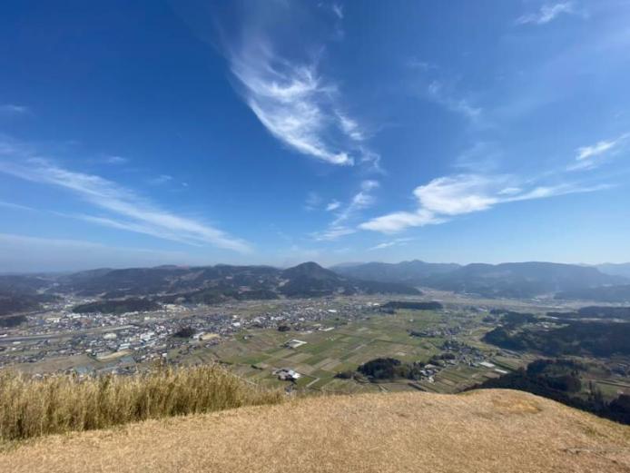 山頂が扁平な台地になっている伐株山は、どこにいても爽快なパノラマ風景が広がります。