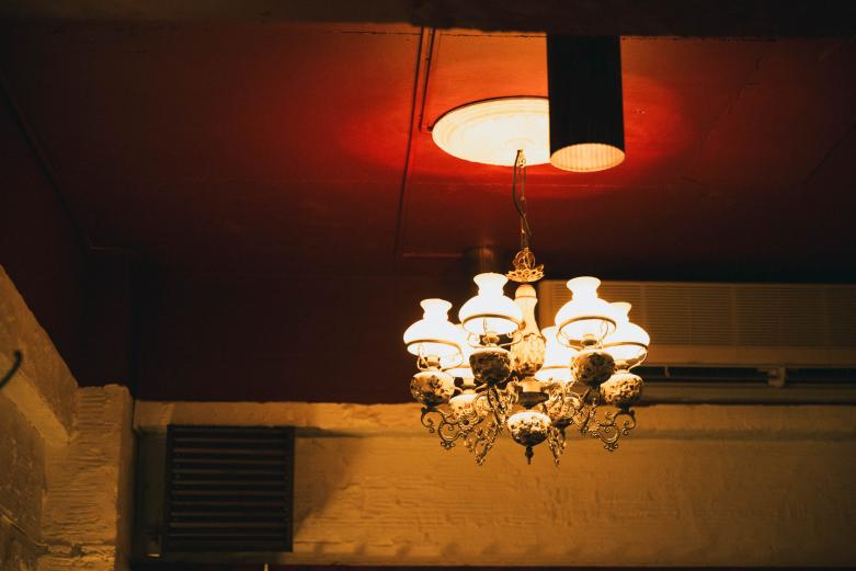 <span style="font-size:12px;">内装には随所にこだわりが。<br> <br> ゆったりとしたカウンター席の奥には中庭に抜けたテーブル席やゆったりとしたソファ席も揃います。バーとは思えない広々とした空間には、若いカップルからスーツ姿の渋い紳士まで多様な客を迎え入れる懐の深さがあります。</span><br><br>