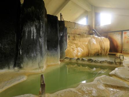 内湯にある柱状節理は圧巻。湯の表面には時に湯の花が舞う