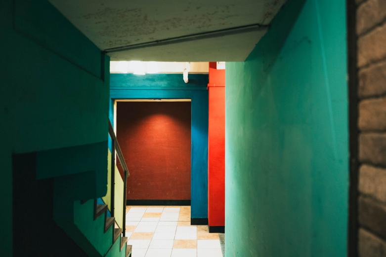 <span style="font-size:12px;"> <font color="ffffff">カラフルに塗られた廊下。ビル内はまるで迷路のようなつくりで、迷いながらお目当てのお店まで辿り着くのも一興です。</font></span><br><br>