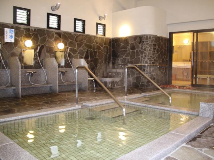 <font color="#800080"><strong>海門寺温泉</strong></font><br>昭和11年に市営温泉になった歴史ある温泉で、昭和の風情を感じられる外観が印象的。浴場は、温度の異なる「あつ湯」と「ぬる湯」の2種類の浴槽が設置されているので、熱い温泉に慣れていない観光客も入浴しやすく、別府温泉の魅力を身近に感じることができる。<hr><span style="font-size:14px;">【DATA】<br >・住所／別府市北浜2-3-2<br>・電話／0977-22-3625<br>・種類／内湯<br>・泉質／ナトリウム-炭酸水素塩泉<br><a href=" https://www.city.beppu.oita.jp/sisetu/shieionsen/detail7.html " target="_blank"><font color="#0033ff">詳細はこちら</font></a></span><br><br>