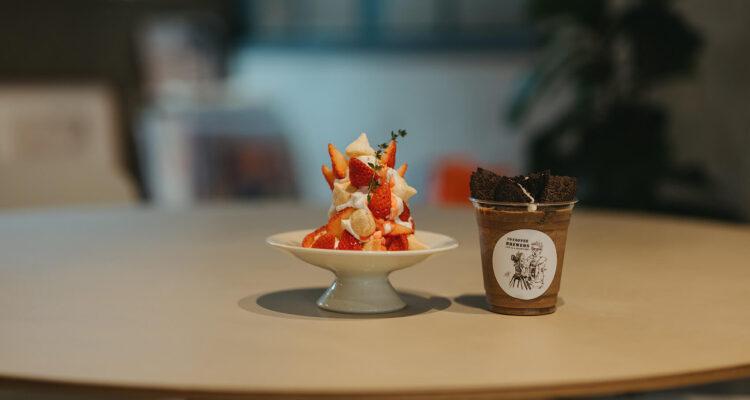 <span style="font-size:16px;"><a href="https://shop.ten-coffee.com/"> <span style="color:#C9F2E3;"><u>10 COFFEE BREWERS</u></span></a><br > <span style="font-size:12px;">コンセプトは「カフェと語学とカルチャーと。」。企画展を実施するなど、ギャラリー的な機能も備えたカフェです。大分と福岡のカフェから仕入れた豆を使用し、スイーツも充実しています。</span><br /> <span style="font-size:12px;"><span style="color:#FFFF00;">【スポット情報】</span><br /> 住所：大分県大分市中央町3-6-13 ロキシー 2<br /> 営業時間：11:30-24:00(月・日曜は～21:30)<br /> 定休日：不定休</span><br /><br>