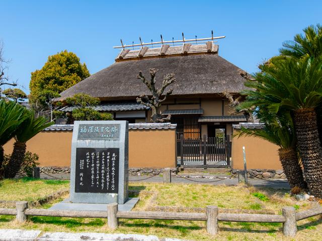 &lt;font color=&quot;#800080&quot;&gt;&lt;strong&gt;福澤諭吉旧居・福澤記念館&lt;/strong&gt;&lt;/font&gt;（中津市）&lt;br&gt;&lt;strong&gt;福澤諭吉に思いをはせながら、中津の歴史を感じる&lt;/strong&gt;&lt;br&gt;福澤諭吉が1歳6カ月の時に父が亡くなり、母や兄弟と中津に戻ってきたときに住んでいた家。現在は国の史跡に指定されており、その隣に『福澤記念館』が建てられています。ここでは、福澤諭吉の一生を辿る展示や、中津にゆかりのある遺品や書籍が展示されています。&lt;br&gt;&lt;hr&gt;&lt;strong&gt;【DATA】&lt;/strong&gt;&lt;br&gt;住所：中津市留守居町586／電話：0979-25-0063／アクセス：定留ICから車で約15分&lt;br&gt;&lt;a href=&quot;https://fukuzawakyukyo.com/&quot; target=&quot;_blank&quot;&gt;&lt;font color=&quot;#0033ff&quot;&gt;&lt;strong&gt;詳細はこちら&lt;/strong&gt;&lt;/font&gt;&lt;/a&gt;&lt;br&gt;&lt;br&gt;&lt;br&gt;