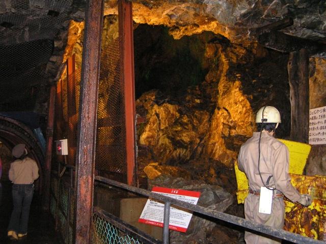<font color="#A52A2A"><strong>鯛生金山</strong><br> </font>鯛生金山は、かつて東洋一の金産出量を誇った歴史ある金山の坑道を利用した地底の博物館。総延長110km、地下500mの広大な坑道は、1972年に閉山。その後、金山の坑道の入口から800mほどを利用して博物館としてオープンしました。当時の坑道の姿が再現され、採掘の様子を人形や模型で忠実に表しています。最新のLEDライトアップやグラフィックも施され、まるでその時代にタイムスリップしたかのような感覚に。砂金採り体験も人気で、砂の中から金の粒を探し出す時間はまさにハンティング気分を味わえます。隣接している「道の駅 鯛生金山」では地元の特産品やお土産が販売され、ショッピングも楽しめます。<br><a href="https://www.visit-oita.jp/spots/detail/4678" target="_blank"><font color="#0033ff">詳細はこちら</font></a><br>