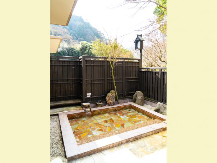 ▲山あいにあるのどかな温泉施設