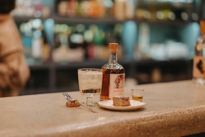 <span style="font-size:12px;"><font color="ffffff">「常徳屋 JAPANESE MONKEY GOLD」は日替わりケーキのひとつ、「半熟バナナのケーキ」と合わせてみました。<br>味の本質を教えてくれるグルメな提案。再びエンジンがかかってしまい、思わず杯を重ねてしまいました。</font></span>