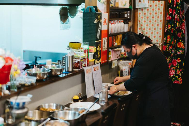 <span style="font-size:12px;"><font color="ffffff"> リンさんの気さくな人柄も餃子の味にあらわれています。全12席と小箱の店なので、予約がおすすめです。</font></span>