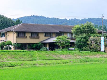 静かな場所にある、創業約30年の温泉宿