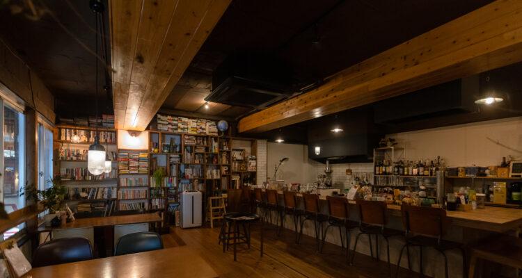 <span style="font-size:16px;"><a href="https://www.instagram.com/kingyoya_coffee/"><span style="color:#C9F2E3;"><u>金魚屋コーヒー</u></span></a><br ><span style="font-size:12px;"> 20時からオープンする喫茶店。マスターがサイフォンで丁寧に淹れてくれるコーヒーが楽しめる。都町で飲んだあとや、夜ふかししたい気分の日に。</span><br /><span style="font-size:12px;"><span style="color:#FFFF00;">【スポット情報】</span><br />住所：大分県大分市都町1-1-13<br />TEL：070-8318-1519<br />営業時間：20:00～3:00<br />定休日：日曜、祝日</span><br /><br>