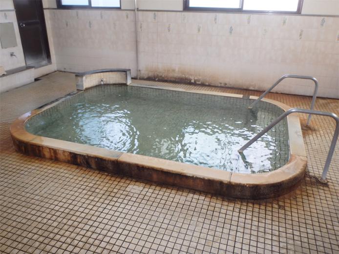 <font color="#800080"><strong>田の湯温泉</strong></font><br>江戸時代に創設されたと伝えられる歴史ある浴場。当時の温泉周辺は田んぼばかりだったにも関わらず、畦みちを通って遠方からでも多くの人々が訪れたことから「畦なしの湯」とも呼ばれていたとか。レトロなタイルや昔ながらの丸っこい浴槽など、“ジモ泉”色が強いのも魅力。<hr><span style="font-size:14px;">【DATA】<br >・住所／別府市田の湯町4-23<br>・電話／0977-21-1381<br>・種類／内湯<br>・泉質／ナトリウム・マグネシウム・カルシウム-炭酸水素塩泉<br><a href=" https://www.city.beppu.oita.jp/sisetu/shieionsen/detail6.html " target="_blank"><font color="#0033ff">詳細はこちら</font></a></span><br><br>