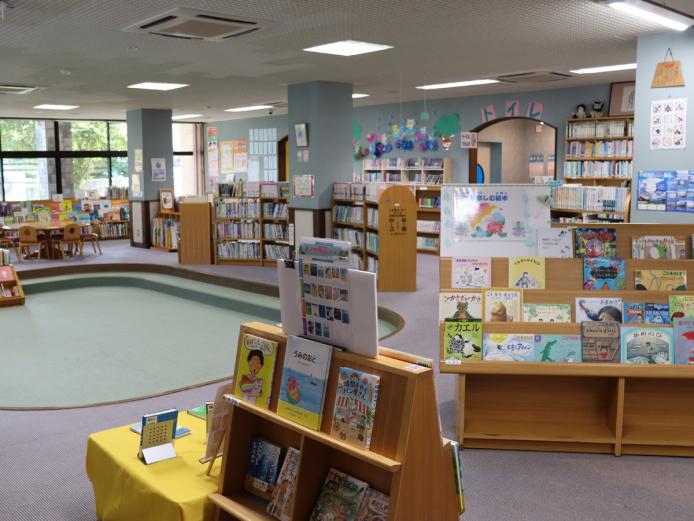 &lt;font color=&quot;#800080&quot;&gt;&lt;strong&gt;わらべの館&lt;/strong&gt;&lt;/font&gt;（玖珠町）&lt;br&gt; &lt;strong&gt;幅広い書籍のほか、日本全国の玩具を展示&lt;/strong&gt;&lt;br&gt; 久留島武彦記念館の近くにある施設。絵本や児童書、一般書籍など幅広い書物が揃う図書館のほか、日本全国の玩具や創作版画集「白と黒」を展示しています。大座敷では、人形劇、影絵、紙芝居、音楽会なども不定期で開催されています。&lt;br&gt;&lt;hr&gt; &lt;strong&gt;【DATA】&lt;/strong&gt;&lt;br&gt; 住所：玖珠町大字森868-2／ 電話：0973-72-6012／ アクセス：玖珠ICから車で約5分&lt;br&gt; &lt;a href=&quot;https://www.town.kusu.oita.jp/soshiki/warabenokankan/5300.html&quot; target=&quot;_blank&quot;&gt;&lt;font color=&quot;#0033ff&quot;&gt;&lt;strong&gt;詳細はこちら&lt;/strong&gt;&lt;/font&gt;&lt;/a&gt;&lt;br&gt;&lt;br&gt;&lt;br&gt;