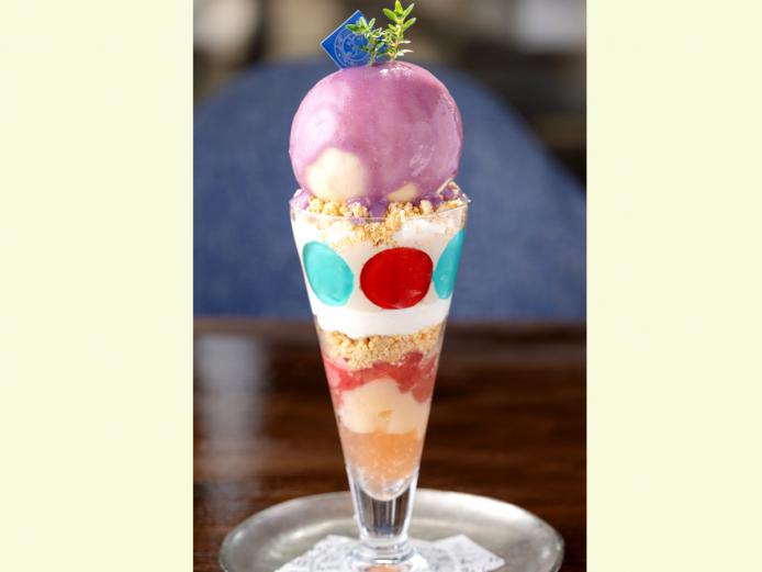 ▲「季節のパルフェ」※写真は「桃とクリームチーズのパルフェ」2110円。価格は時期によって変わります