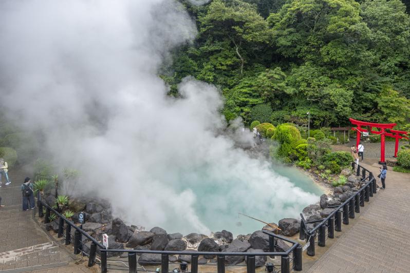 コバルトブルーの熱泉