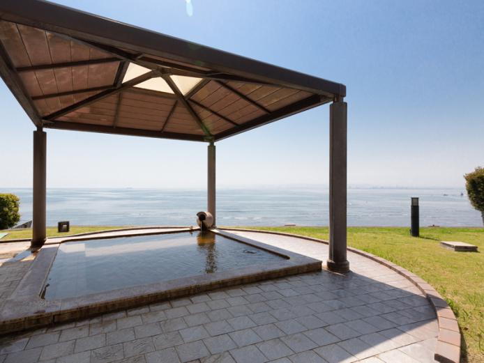 <font color="#800080"><strong>ホテルソラージュ大分・日出</strong></font><br>青い海が目の前に広がる絶景露天風呂で、潮騒をBGMにゆったりと温泉が楽しめる。広々と開放的な大浴場や貸切風呂からも、海が眺められるのもうれしい。通称・食塩泉と呼ばれる塩分の多い温泉は、美肌効果が高く、湯上がりの肌はしっとりスベスベになると評判だ。<hr><span style="font-size:14px;">【DATA】<br >・住所／速見郡日出町大神7505<br>・電話／0977-72-1800<br>・種類／内湯、露天、サウナ、貸切湯<br>・泉質／ナトリウム･カルシウム－塩化物･炭酸水素塩泉<br><a href="https://www.solage.jp/ " target="_blank"><font color="#0033ff">詳細はこちら</font></a></span><br><br>