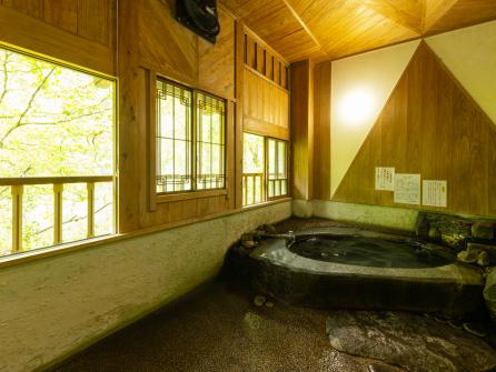 休憩室付きの貸切湯、テレビのある休憩室付き貸切湯が各２部屋ある（14号室）