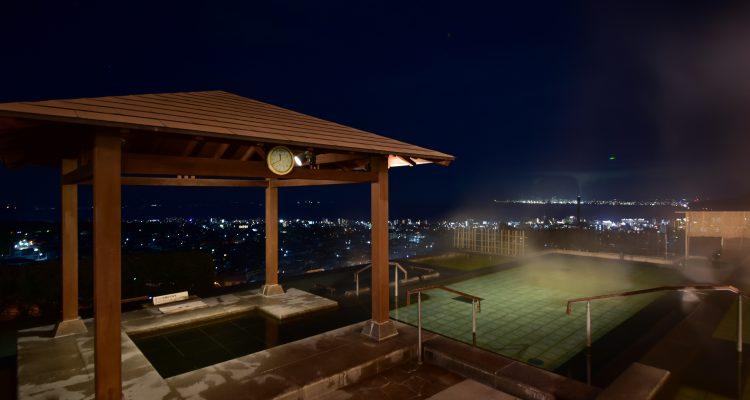 <span style="font-size:16px;"><a href="https://suginoi.orixhotelsandresorts.com/"> <span style="color:#C9F2E3;"><u>別府温泉 杉乃井ホテル</u></span></a><br > <span style="font-size:12px;">別府湾の夜景を楽しめる絶景露天風呂やアミューズメントなど施設が充実しており、宿泊はもちろん日帰りでも楽しめる。</span><br /> <span style="font-size:12px;"><span style="color:#FFFF00;">【スポット情報】</span><br /> 住所：大分県別府市観海寺1<br /> TEL：0977-24-1141</span><br /><br>