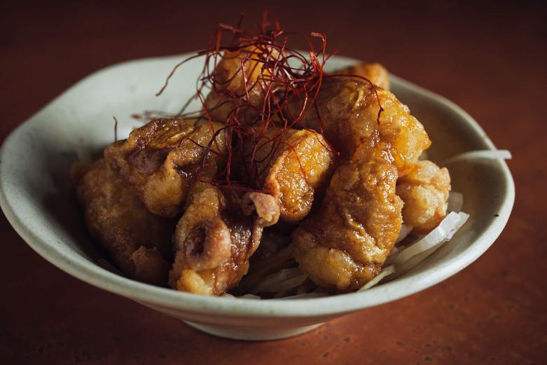 <span style="font-size:12px;"><font color="ffffff"> 「名物丸腸唐揚げ」638円。<br> <br> 店長の高塚慶郎さんいわく「自分のおばあちゃんがよくつくってくれた思い出の味。厨房の料理人さんに『なんとか再現できませんか』と頼んだ店一番の名物です」とのこと。<br> <br> 「新鮮さが自慢の丸腸です。時間がたつと牛脂のように固くなるけん、できるだけ10分以内で食べてほしいです」<br> <br> 醤油ベースの甘いタレが丸腸と驚くほどマッチし、思わず唸るほど。甘さの秘密は季節のフルーツ、４日間かけてつくられる秘伝のタレです。<br> <br> 最初はそのままシンプルに頬張り、途中からはレモンをかけてさっぱりと。口の中で丸腸がとろけ、噛むとプチッと肉汁が弾けました。異なる食感のハーモニーがクセになりそう。<br> <br> こってりした口当たりにマッチするのは生ビール、大分麦焼酎、サワーなど喉越しスッキリ系のお酒です。<br> 1行アケ 続いては鶏キモから「砂ずり」。おいしい芯の部分だけを使い、かたい皮は外しているんだとか。</font></span><br><br>