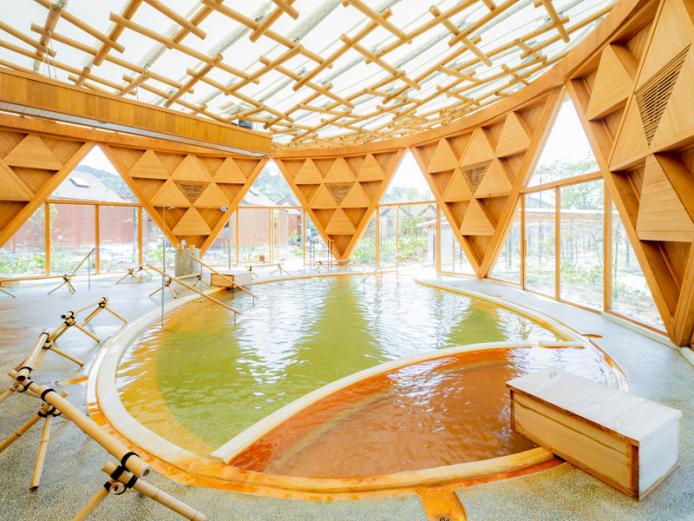 <font color="#800080"><strong>クアパーク長湯</strong></font><br>雄大な自然を眺めながら天然重炭酸泉を楽しむことができる温浴施設。水着着用で歩行湯や寝湯が楽しめる「バーデゾーン」は1時間から2時間はゆうに楽しめ、高齢の方にも好評だ。旬の地元食材が楽しめるレストランを併設するほか、宿泊棟もある。<hr><span style="font-size:14px;">【DATA】<br >・住所／竹田市直入町長湯3041-1<br>・電話／0974-64-1444<br>・種類／内湯、露天、サウナ<br>・泉質／重炭酸泉<br><a href="https://kur-nagayu.co.jp/ " target="_blank"><font color="#0033ff">詳細はこちら</font></a></span><br><br>