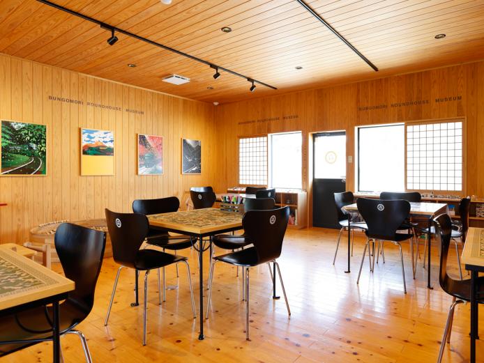 ▲鉄道の絵本があったり、木のプールがあったりと子供が楽しめる空間です