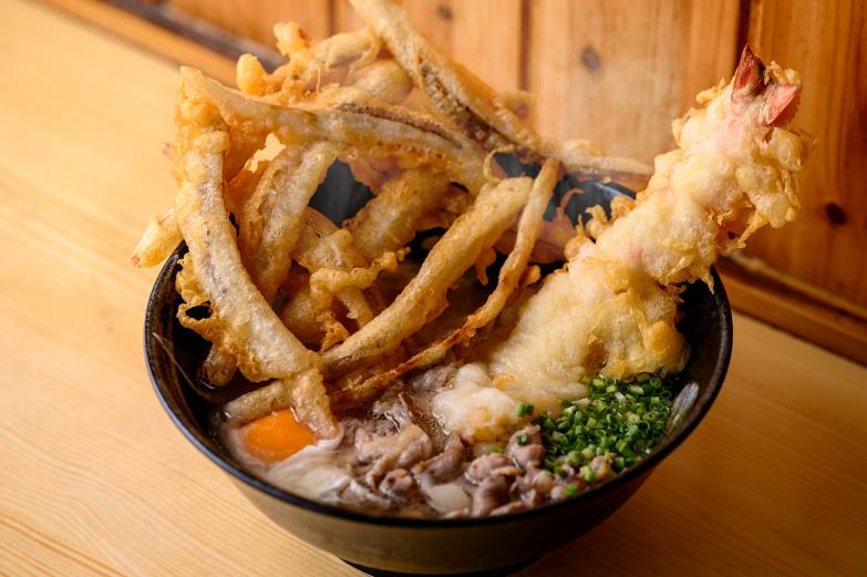 <span style="font-size:12px;">どれにしようか迷った時には、ごぼう天・肉・玉子・えび天が全部トッピングされた「特スペシャルうどん」1350円がおすすめ。ボリュームも満点です。</span><br><br>