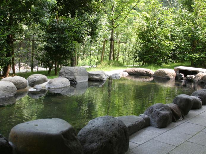 <font color="#800080"><strong>深耶馬温泉館 もみじの湯</strong></font><br>紅葉の名所・深耶馬渓にある日帰り温泉。無色透明ですべすべしたお湯はいわゆる「美人の湯」として知られている。源泉かけ流しの湯がたっぷり溢れる露天は、岩露天風呂と八角露天風呂の２種類あり、男女日替わり。広々とした休憩室も完備されている。<hr><span style="font-size:14px;">【DATA】<br >・住所／中津市耶馬溪町大字深耶馬2941<br>・電話／0979-55-2770／0979-54-3111（中津市耶馬溪支所地域振興課）<br>・種類／内湯、露天<br>・泉質／単純温泉（弱アルカリ性低張性温泉）<br><a href=" https://nakatsuyaba.com/?introduce=momijinoyu " target="_blank"><font color="#0033ff">詳細はこちら</font></a></span><br><br>