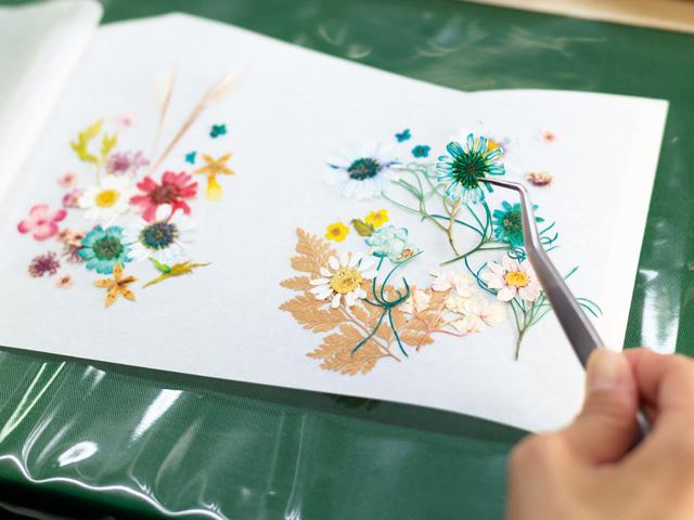 <font color="#ff1493"><strong>おし花工房 いちりん草</strong></font><br>ノースポールやコデマリ、ハルシャギクなど、オーナーが育てた季節のおし花を使って、しおりやコースター、ランプシェードなど世界に一つだけのオリジナルアイテムを作ることができるお店。15～20種の花から選び、色や大きさ、配置を考えながらゆったり作る時間が楽しい♪<hr><span style="font-size:14px;"><strong>【DATA】 </strong><br /> 住所／竹田市竹田町592<br>電話／0974-62-2572<br>駐車場／周辺の有料駐車場利用<br>アクセス／竹田ICから車で約5分<br /><a href="https://taketa.guide/spots/detail/7bb713c2-5a66-4794-af6a-84a80e2d1b16" target="_blank"><font color="#0033ff">詳細はこちら</font></a></span>