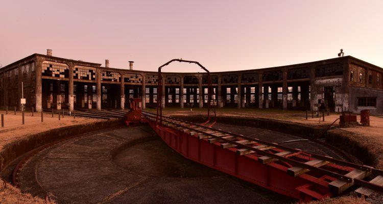 <span style="font-size:16px;"><a href="https://www.town.kusu.oita.jp/soshiki/syokokankoseisakuka/1/1/4/704.html"> <span style="color:#C9F2E3;"><u>旧豊後森機関庫転車台</u></span></a><br > <span style="font-size:12px;"> 豊後森機関区の中心的建造物で、現在では九州唯一の扇形機関庫。70年以上にわたりこの地域に建ち続けている玖珠町のシンボルであるともいえます。</span><br /> <span style="font-size:12px;"><span style="color:#FFFF00;">【スポット情報】</span><br /> 住所：大分県玖珠郡玖珠町大字岩室36-15<br /> TEL：0973-77-2222(豊後森機関庫ミュージアム)<br /> 営業時間：公園内24時間入園可能</span><br /><br>