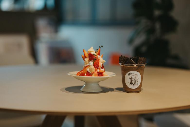 <span style="font-size:12px;"><font color="ffffff">イチゴをたっぷり盛り付けたイートンメス。写真右は、オレオを合わせたチョコレートベースのエスプレッソドリンク「オレオパニック」にさらにオレオをトッピング。<br> <br> 「Wi-Fiを完備しているので、ゆっくり過ごしてもらえると思います。うちは長居も大歓迎です」と笑顔を見せる川平さん。ゆとりをもって配されたテーブル＆チェアのほか、窓に向かって座るカウンター席もあるので、グループではもちろん、夜の時間にひとり、ぼんやりしたいときにもおすすめですよ。</font></span>