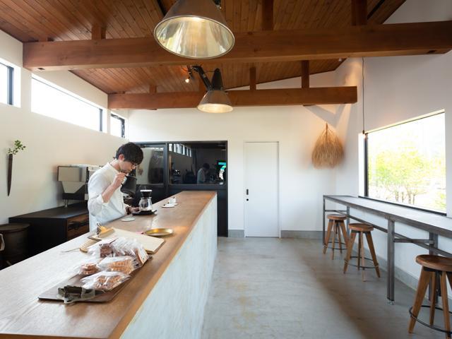 <font color="#ff1493"><strong> suzunari coffee </strong></font><br>臼杵市出身のオーナーが豆の特徴に合わせてハンドドリップで淹れてくれるスペシャルティコーヒー店。オシャレな店内のカウンター席からは山々を見渡せ、じっくりコーヒーを味わいながら静かな時間が過ごせます。<br><hr><span style="font-size:14px;"><strong>【DATA】 </strong><br /> 住所／臼杵市野田持田120<br>電話／0972-86-9005<br>駐車場／4台<br>アクセス／臼杵ICから車で約3分<br /><a href="https://shop.suzunaricoffee.com/" target="_blank"><font color="#0033ff">詳細はこちら</font></a></span>