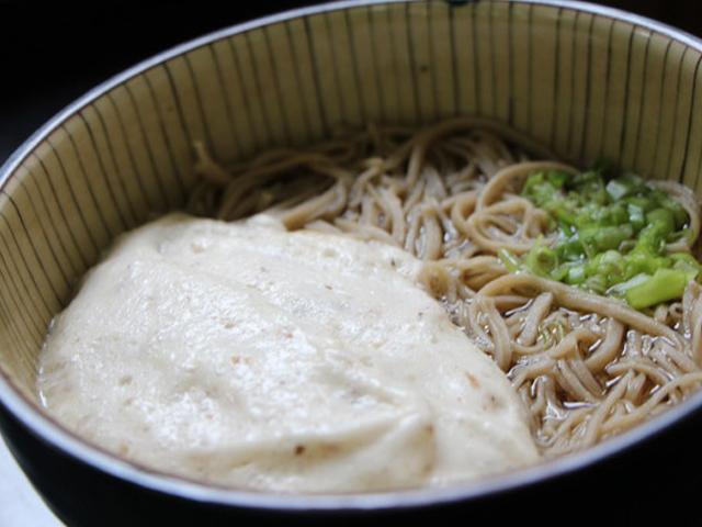 ■山かけそば&lt;br&gt;自然薯をすりおろし、手打ちそばにかけて食べる「山かけそば」。新緑と紅葉で有名な観光地「深耶馬溪」には、そば街道の食事処や土産処が点在しており、各店で味わうことができます。