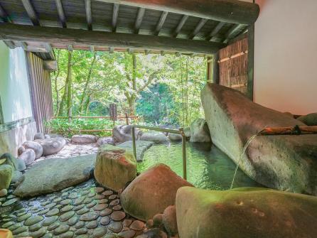 岩風呂がダイナミックに据えられた貸切の「かわ湯」