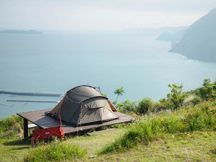 <font color="#800080"><strong>高平キャンプ場 outdoor lab.</strong></font>（佐伯市）<br>標高約300mの場所にある大分県最南端のキャンプ場。真下に広がる青い海と青い空をぜいたくに見渡しながら自然と一体となって過ごすことができます。夜には星空と漁船の光をみることができ、敷地内にあるカフェのコーヒーを片手にゆったりとした時間を過ごすのもオススメですよ。<hr><span style="font-size:14px;"><strong>【DATA】</strong><br />住所／佐伯市蒲江竹野浦河内2156-171<br>電話／050-5527-1821<br>営業時間／11:00～17:00、カフェ～16:00 ※チェックイン13:00～17:00（テントサイト）、14:00～17:00（ログキャビン）<br>休み／水曜<br>駐車場／35台<br>交通アクセス／蒲江ICから車で約10分<br ><a href=" http://saiki-kankou.com/outdoor/takahirapark/ " target="_blank"><font color="#0033ff">詳細はこちら</font></a></span><br><br>